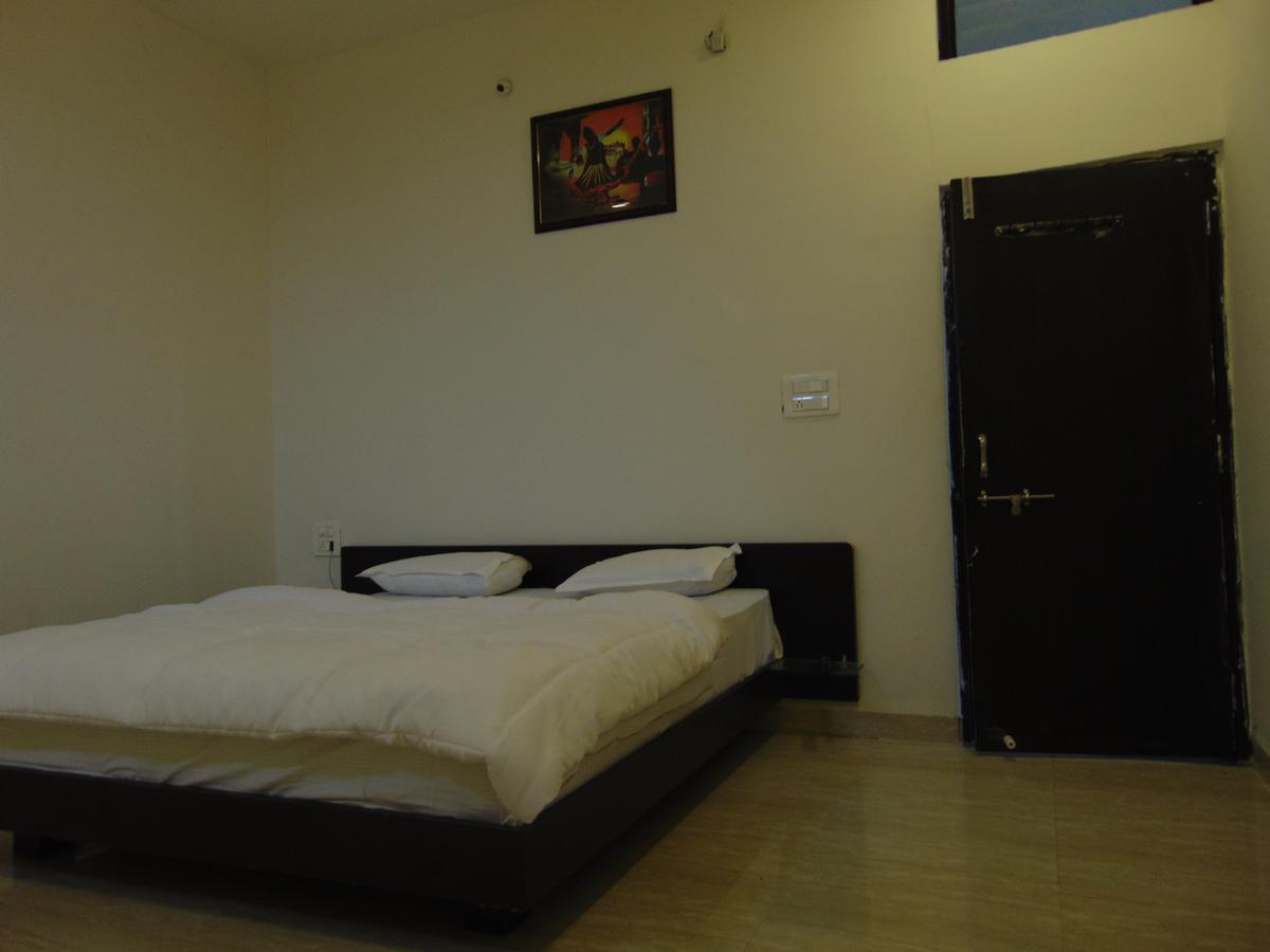 Hotel Kalajanki Ujjain Zewnętrze zdjęcie